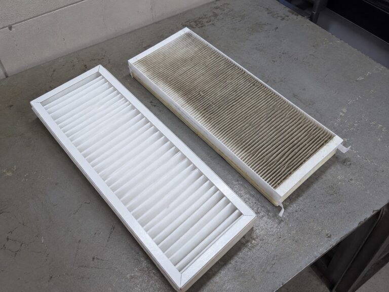 Filtro de ventilación limpio y filtro sucio, uno junto al otro.